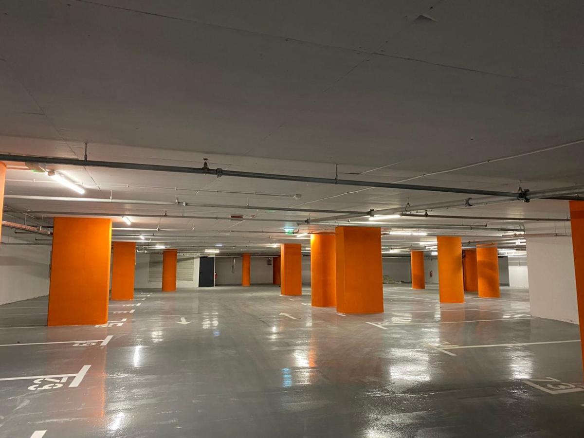 Grand Plaza Hotel & Congress Center Lubiana Esterno foto The car park