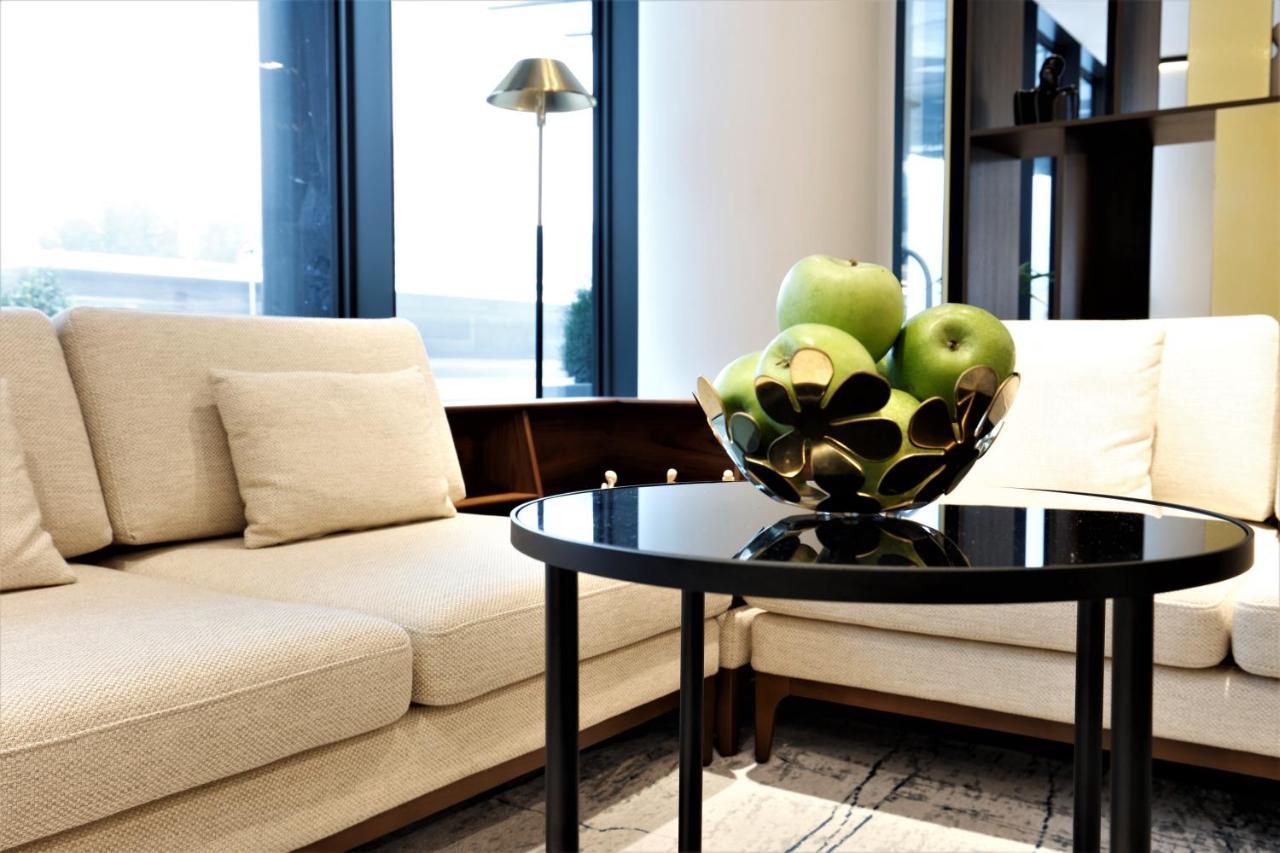 Grand Plaza Hotel & Congress Center Lubiana Esterno foto A living room with a coffee table