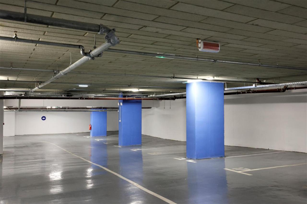 Grand Plaza Hotel & Congress Center Lubiana Esterno foto The interior of the car park