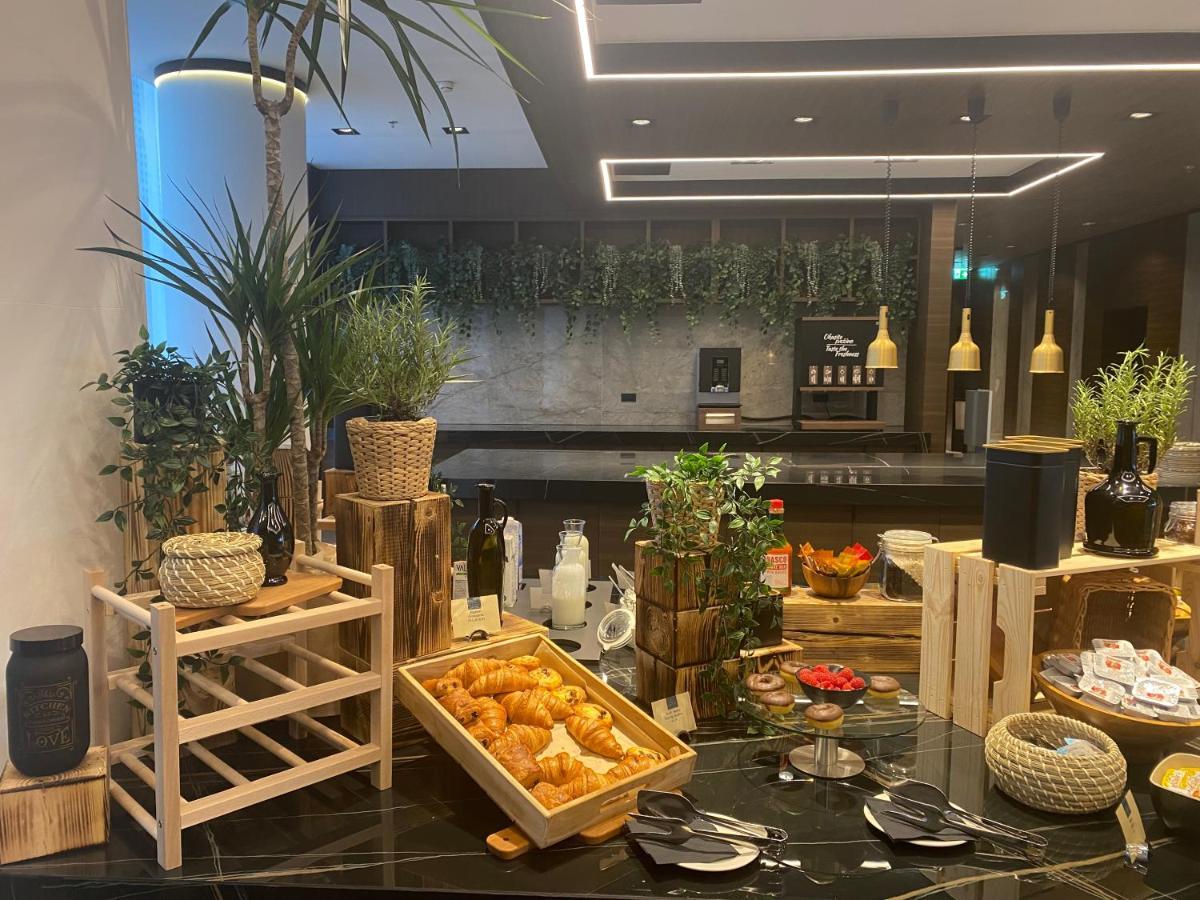 Grand Plaza Hotel & Congress Center Lubiana Esterno foto The buffet at the hotel