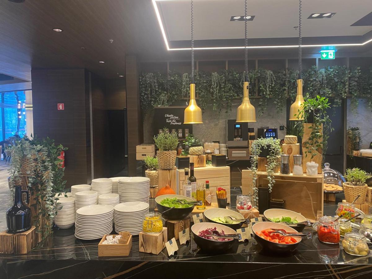Grand Plaza Hotel & Congress Center Lubiana Esterno foto A salad bar at a hotel