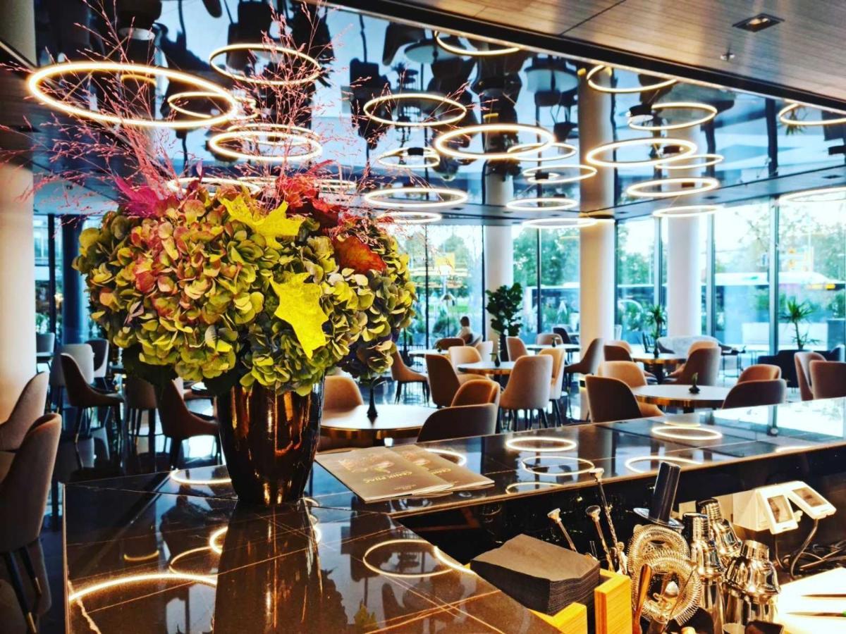 Grand Plaza Hotel & Congress Center Lubiana Esterno foto The interior of the restaurant
