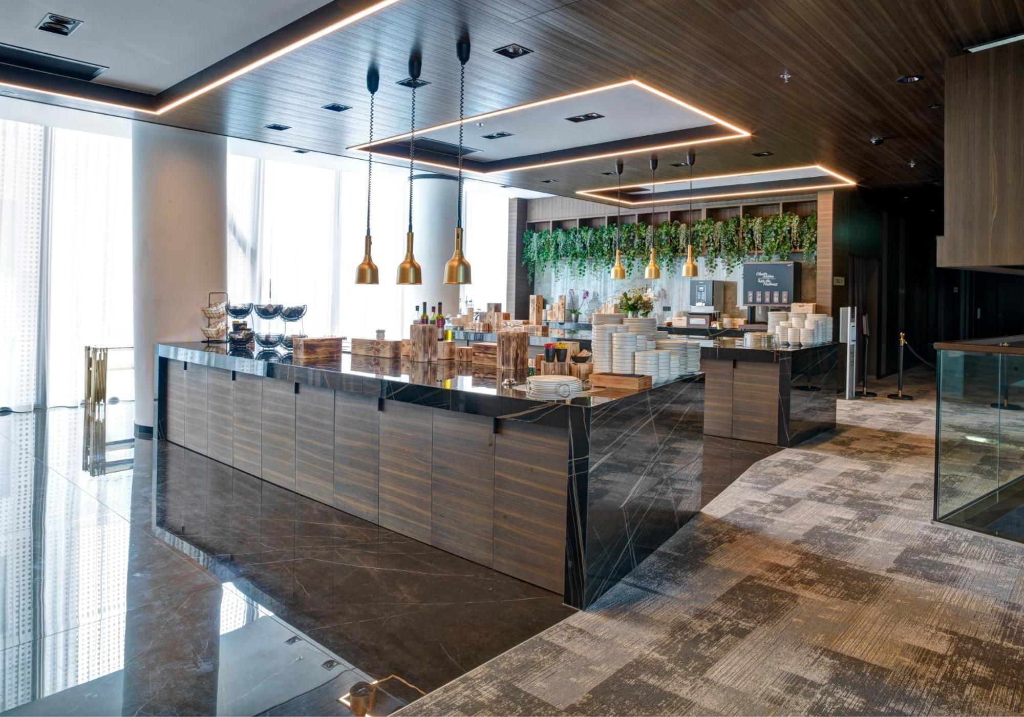 Grand Plaza Hotel & Congress Center Lubiana Esterno foto The kitchen at the 100th floor of the tower
