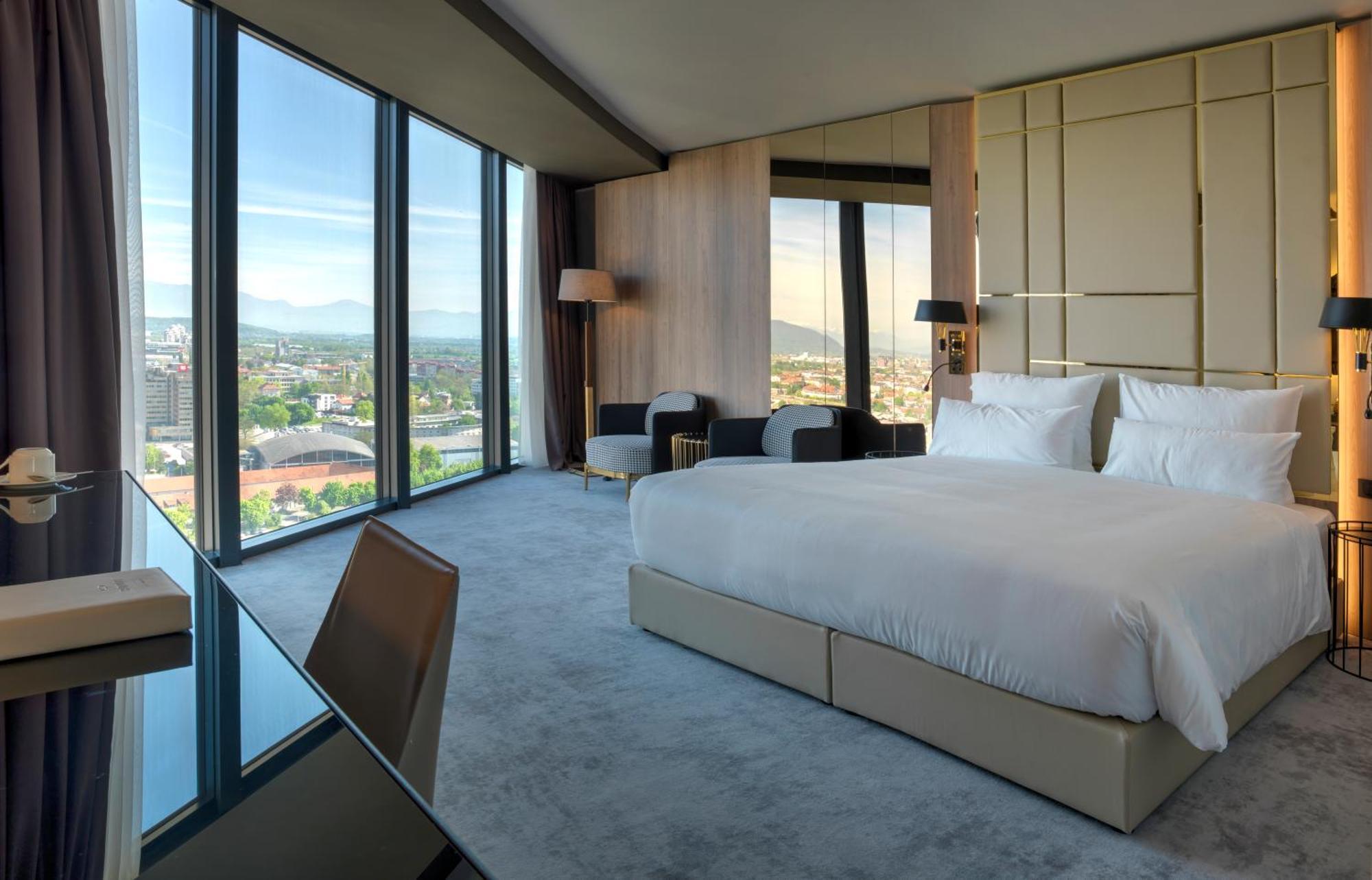 Grand Plaza Hotel & Congress Center Lubiana Esterno foto A bedroom at the hotel