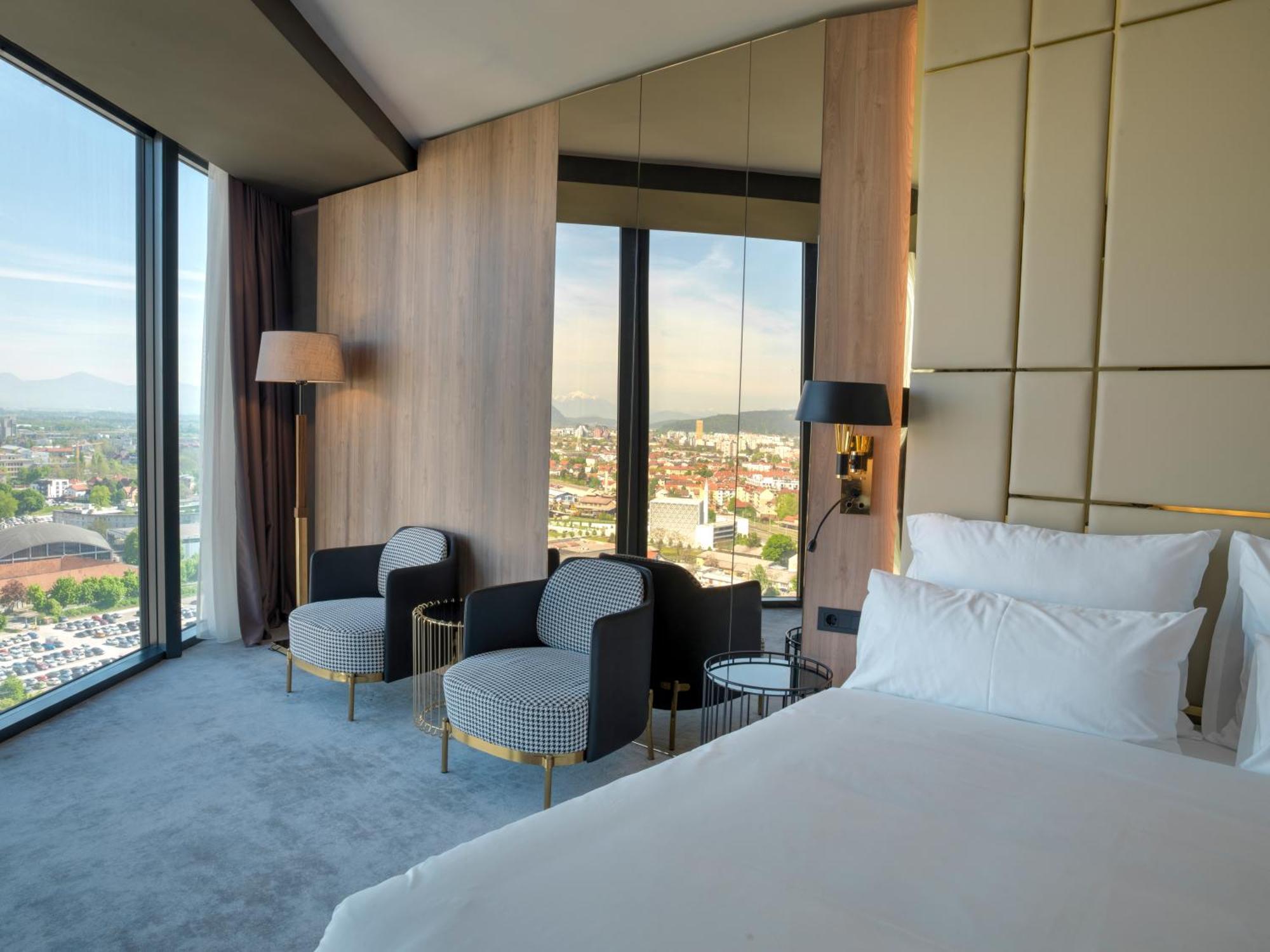 Grand Plaza Hotel & Congress Center Lubiana Esterno foto A bedroom at the hotel