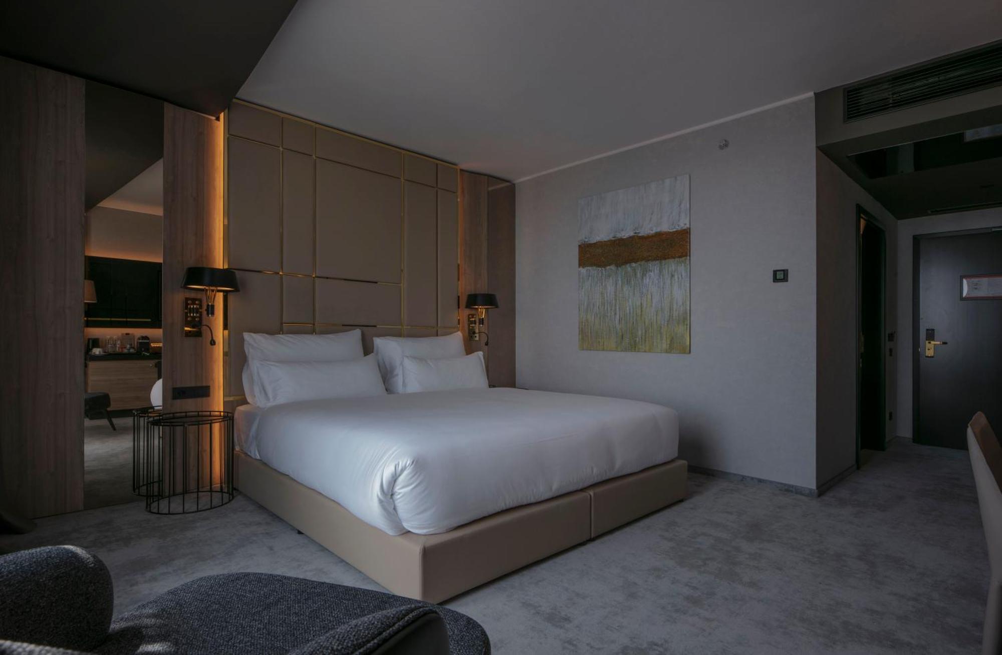 Grand Plaza Hotel & Congress Center Lubiana Esterno foto A bedroom at the hotel