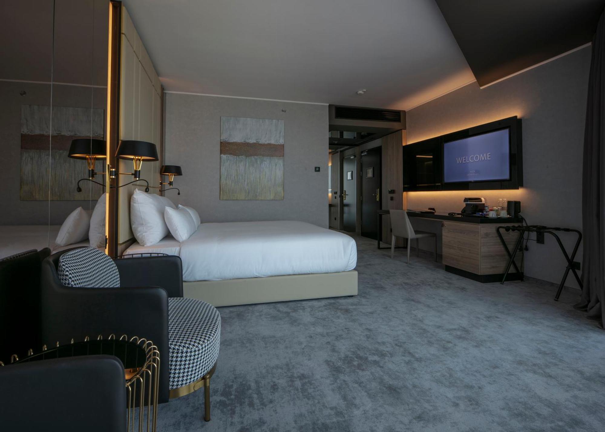 Grand Plaza Hotel & Congress Center Lubiana Esterno foto A room at the hotel