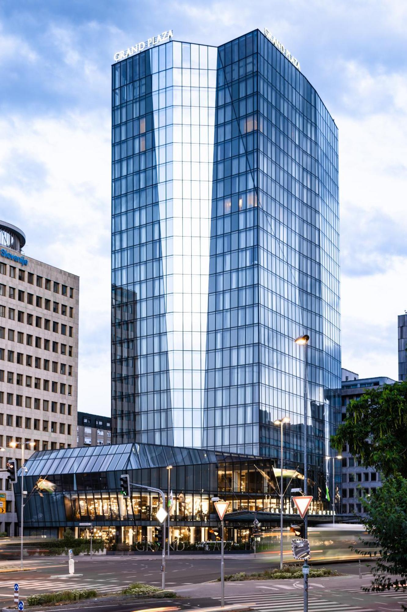 Grand Plaza Hotel & Congress Center Lubiana Esterno foto The tower in 2014